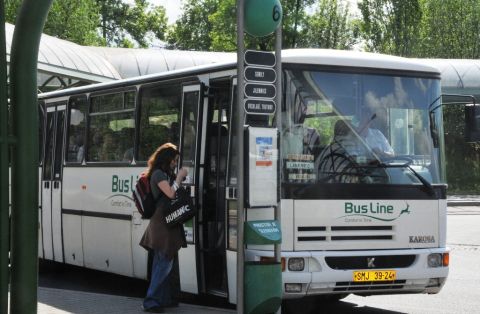 Kvůli uzavírce silnice mezi Martinicemi a Roztoky je omezena autobusová doprava 